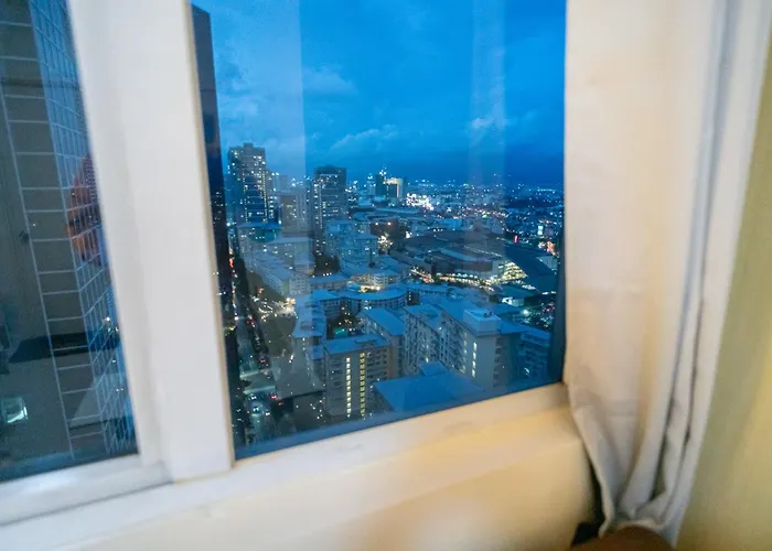 A2j Luxury 2br Bgc Near Sm Aura, Market2x Apartment